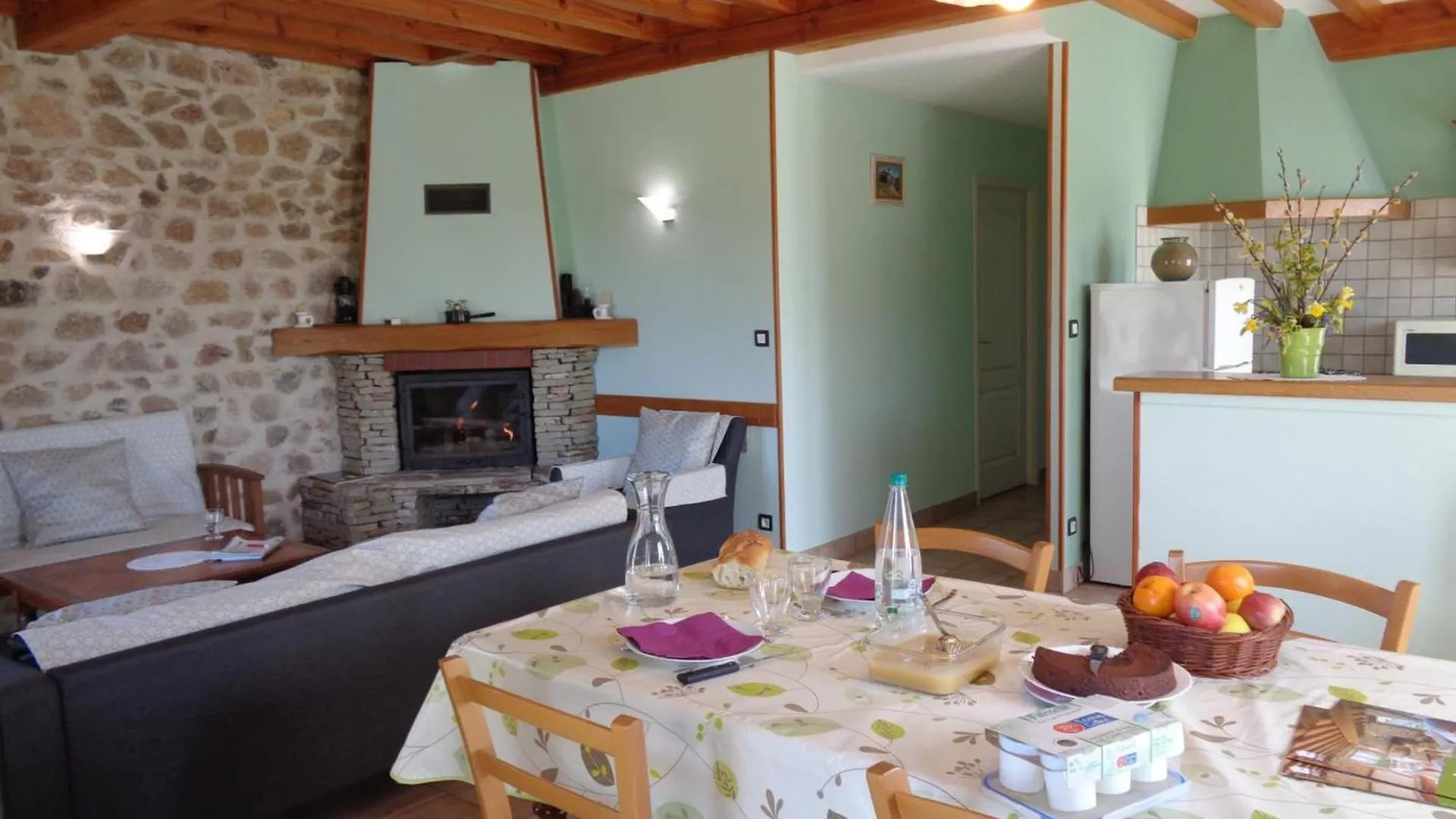Gite De Charme En Rhone-Alpes : Terrasse, Cheminee, Jardin, Ideal Famille, Accessible Pmr - Fr-1-496-93 Saint-Priest-la-Prugne 0*,  フランス