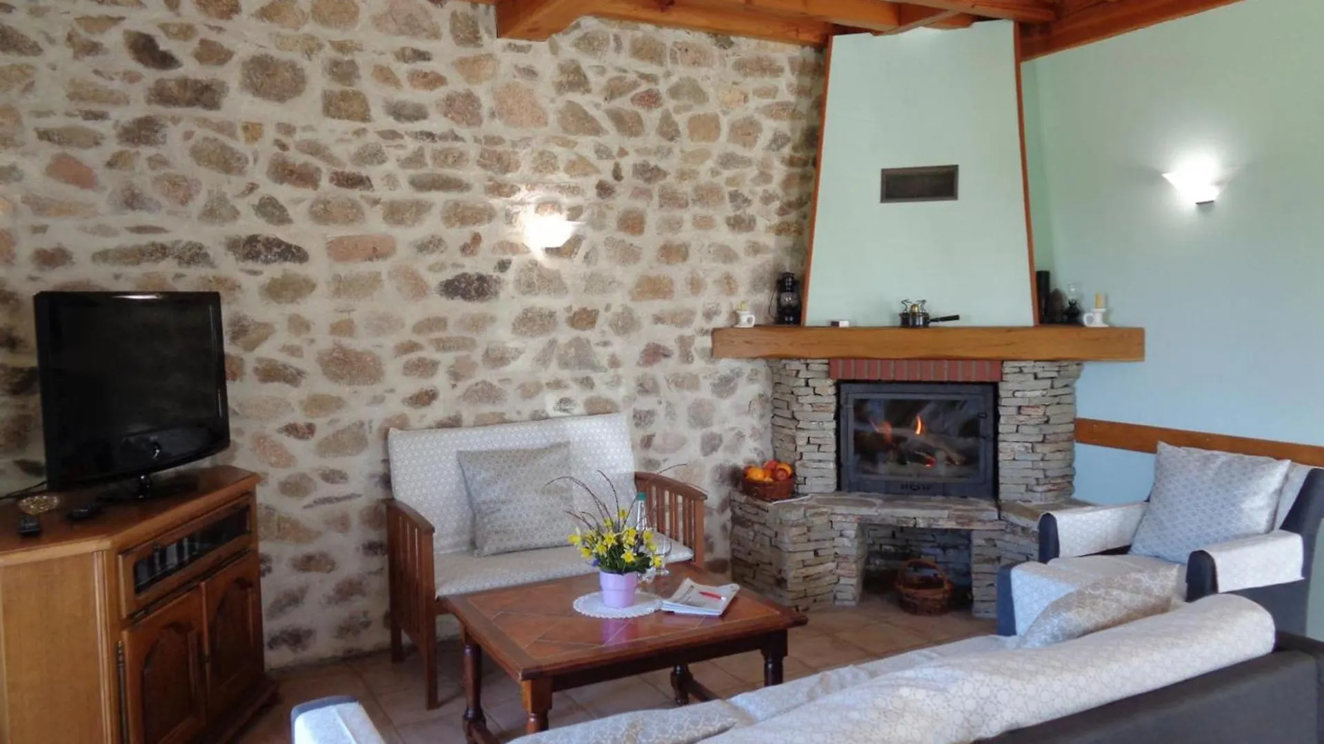 Gite De Charme En Rhone-Alpes : Terrasse, Cheminee, Jardin, Ideal Famille, Accessible Pmr - Fr-1-496-93 Saint-Priest-la-Prugne 別荘